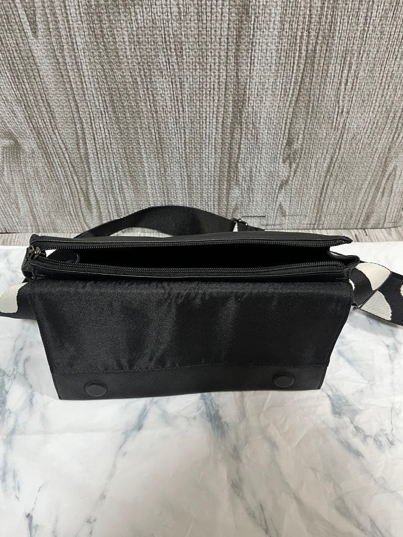 【美品】イアパピヨネ 柄 ワイドテープ ショルダー バッグ ブラック ボディ