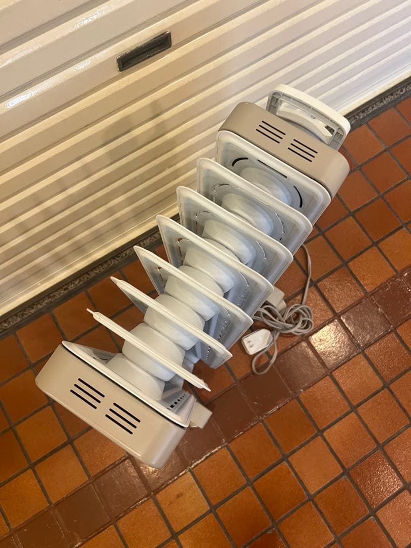 K デロンギ ヴェルティカルド オイルヒーターRHJ21F0812-WH