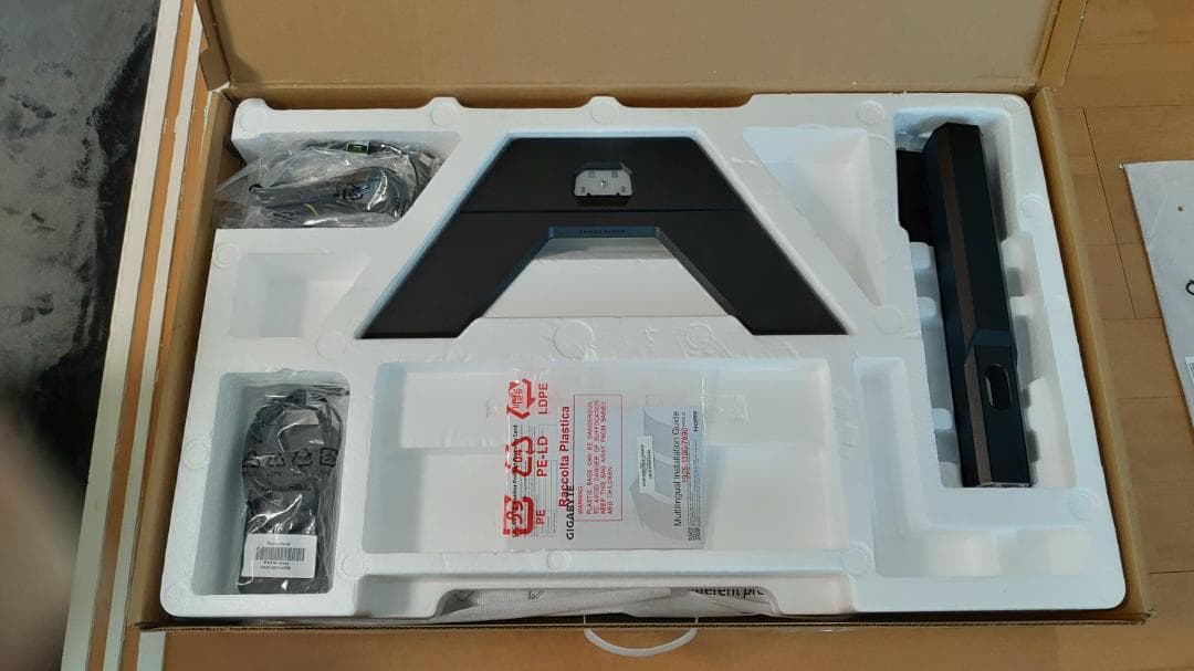 GIGABYTE 4Kゲーミングモニター M32UC 31.5インチ 曲面 VA