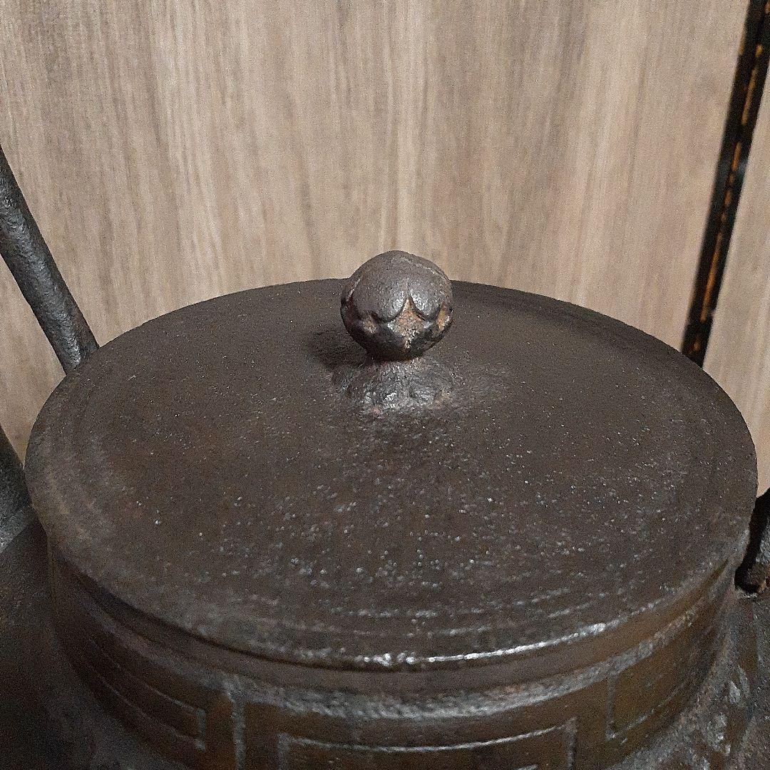 263 大振り　鉄瓶　宝尽くし文様　木瓜弦