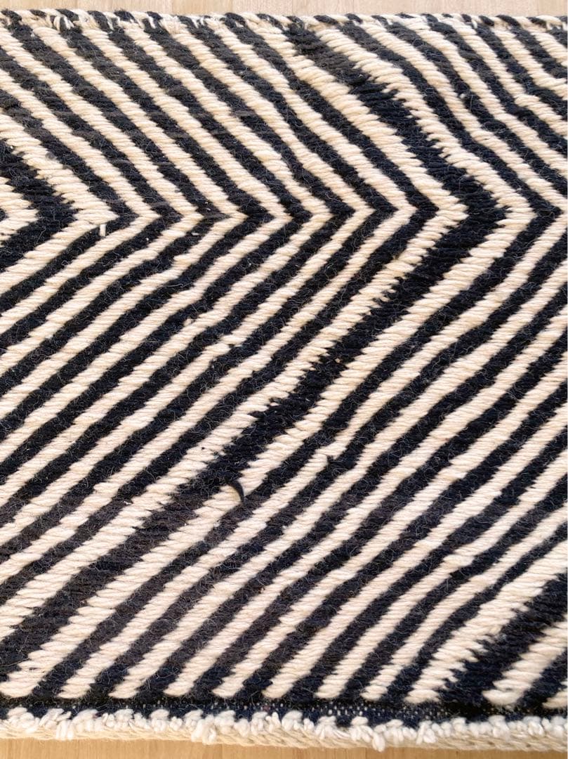 モロッコ直輸入 手織りラグ モノトーン 幾何学柄 一点物　※傷あり