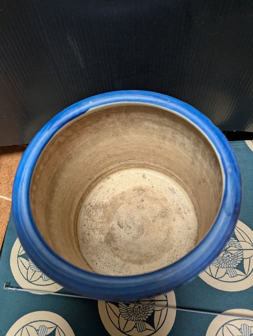 染付青白い花柄の陶器製火鉢アンティック