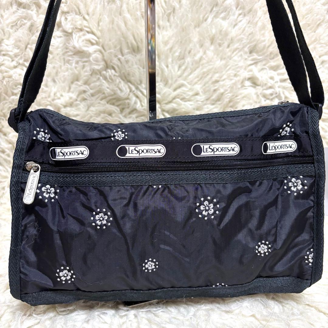 ❤️新品・タグ付き　LeSportsac 刺繍入りブラック ショルダーバッグ❤️