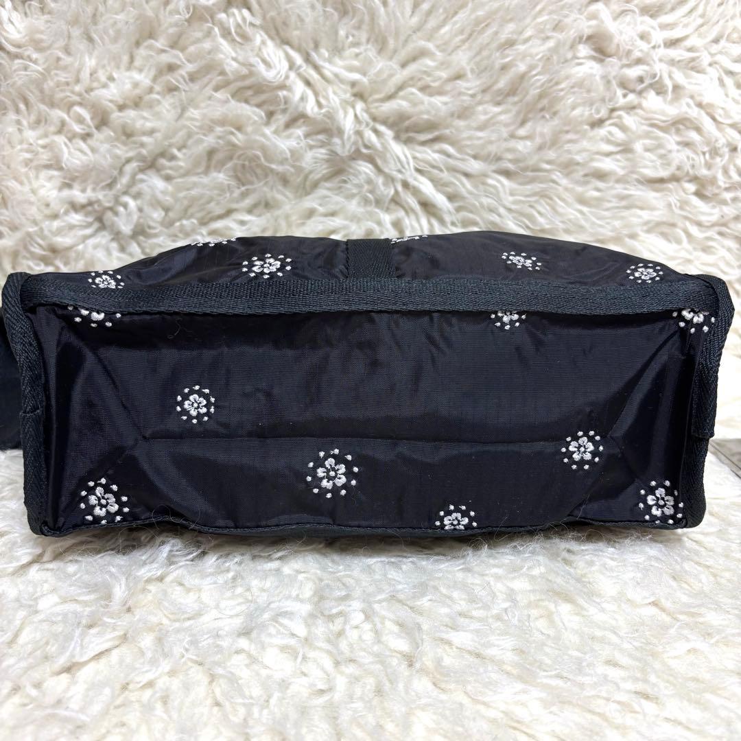 ❤️新品・タグ付き　LeSportsac 刺繍入りブラック ショルダーバッグ❤️