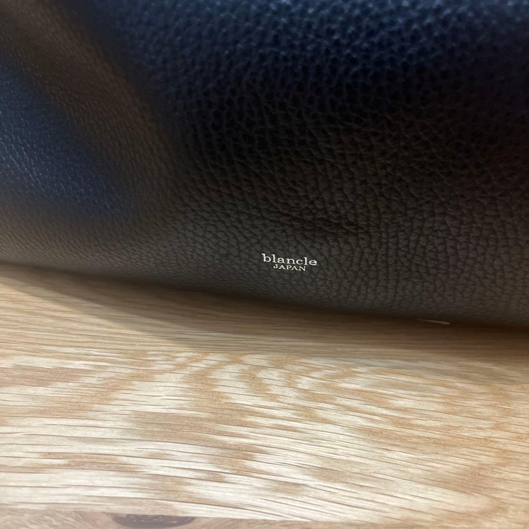 極美品　blancle 黒 レザー ハーフショルダーバッグ　シボ皮