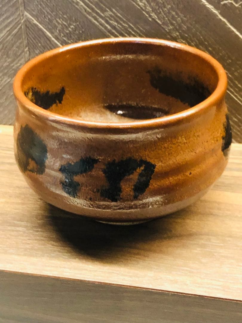 究極の古美術◾️蔵から茶黒のめちゃくちゃ雰囲気のある抹茶茶碗が出て来ました。