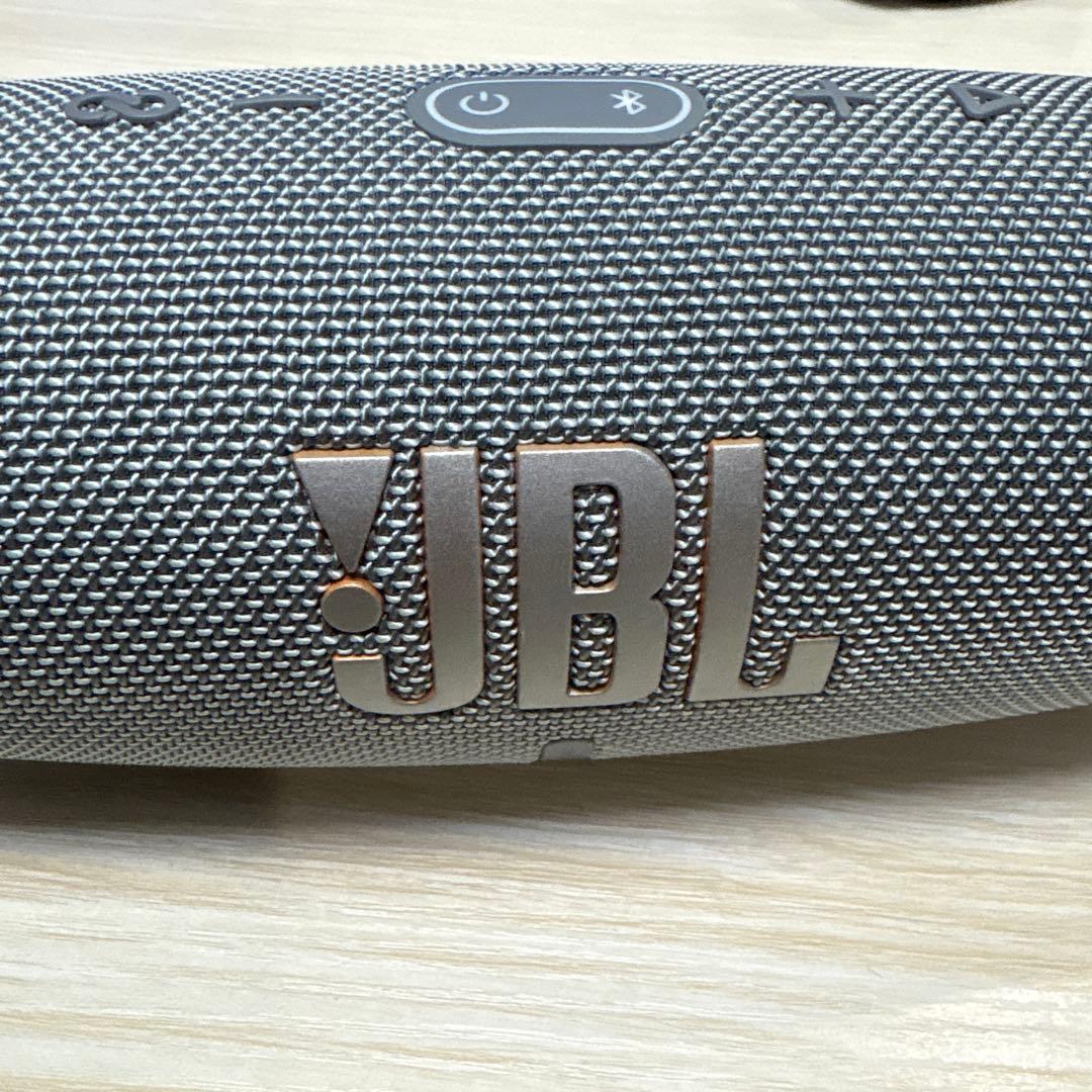 JBL charge5 グレー　ゴム部分の一部欠け以外は超美品
