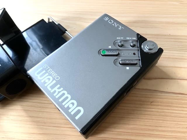 てつ 高音質 整備済完全動作品 ソニー WM-2 ホルダー＆新品ヘッドホン