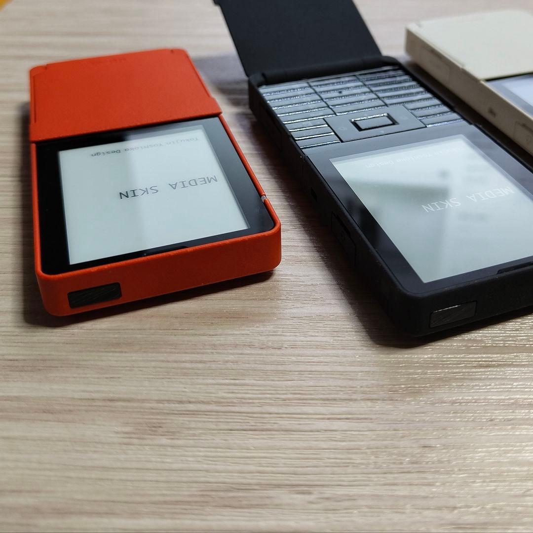 モックアップ｜au MEDIA SKIN｜ガラケー｜吉岡徳仁｜プロダクトデザイン