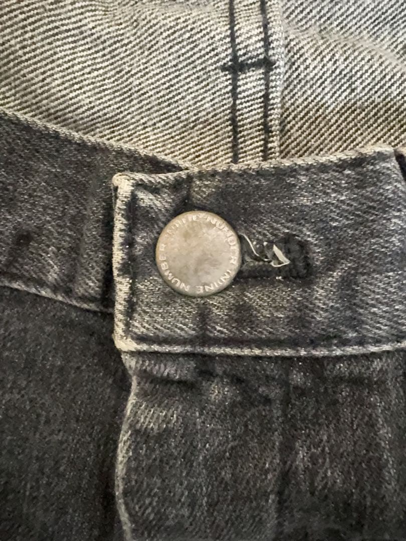 ナンバーナインのグランジデニム、ブラック