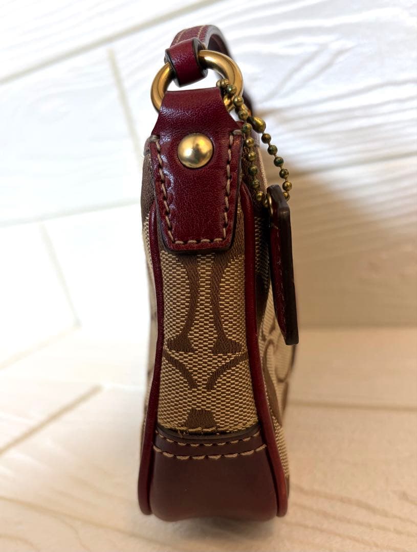 【美品レア】コーチ　アクセサリーポーチ　シグネチャー　ボルドー