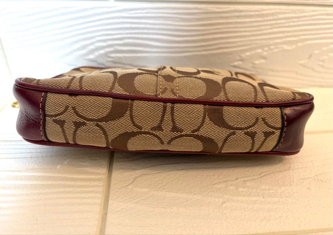 【美品レア】コーチ　アクセサリーポーチ　シグネチャー　ボルドー
