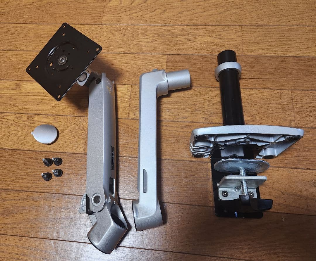 Amazonベーシック シングルアームモニタースタンド アルミ シルバー