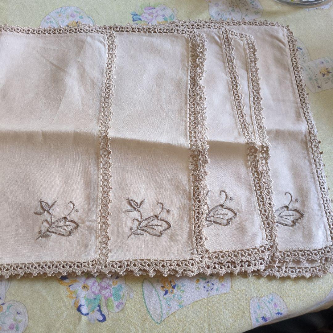 美品　テーブルクロス 約62cm四角 刺繍、縁取りレース ナプキン4枚付