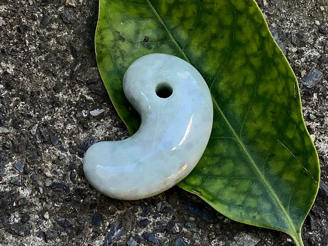 ✳アイスジェイド氷肌紋様‼️ 糸魚川翡翠勾玉　本物を守護石に　機械鑑定鑑別書付