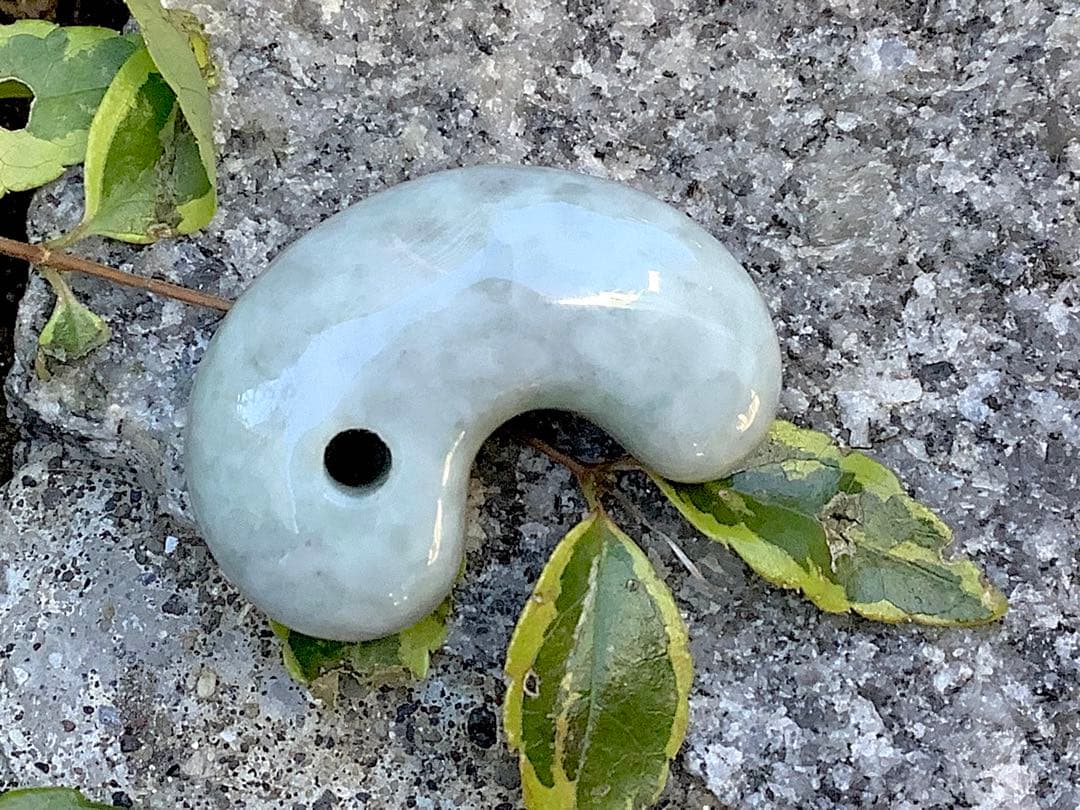 ✳アイスジェイド氷肌紋様‼️ 糸魚川翡翠勾玉　本物を守護石に　機械鑑定鑑別書付