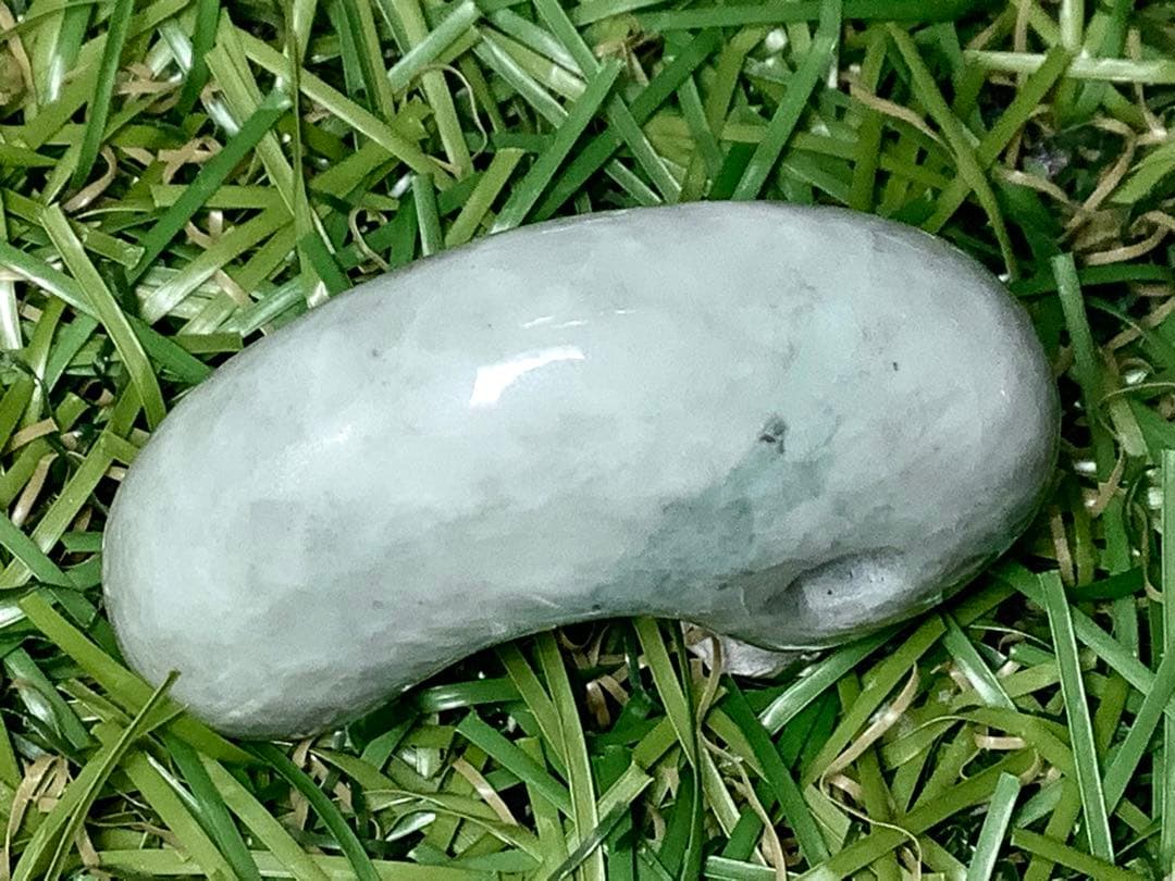 ✳アイスジェイド氷肌紋様‼️ 糸魚川翡翠勾玉　本物を守護石に　機械鑑定鑑別書付