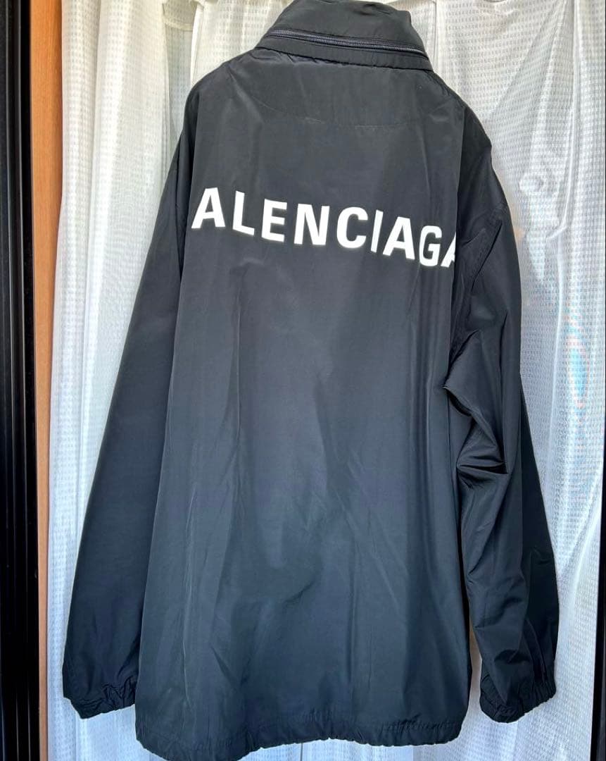 BALENCIAGA 黒 ナイロンジャケット バックプリント　フード収納