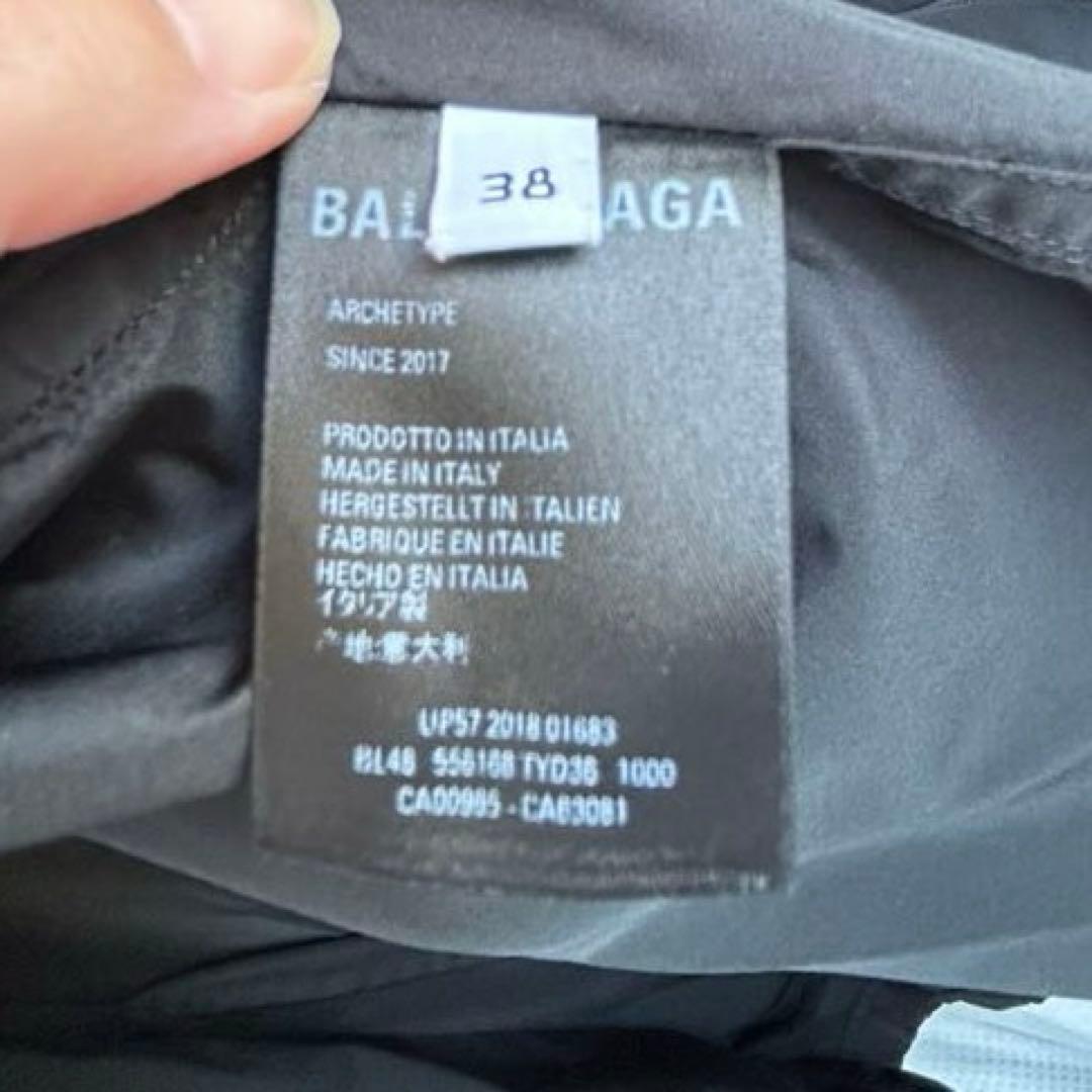 BALENCIAGA 黒 ナイロンジャケット バックプリント　フード収納