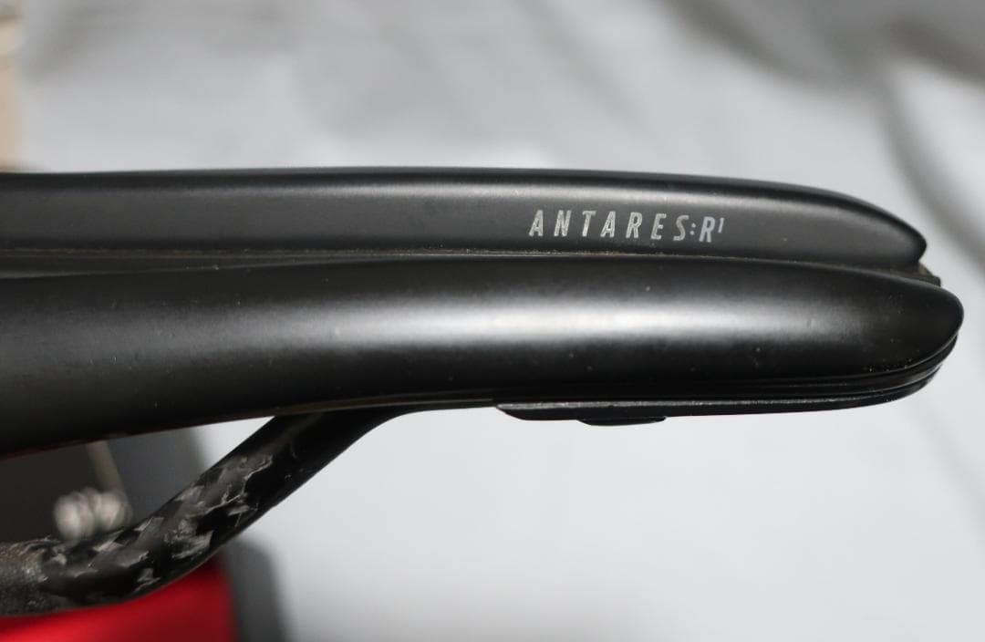 フィジーク Antares R1 Versus Evo サドル LARGE