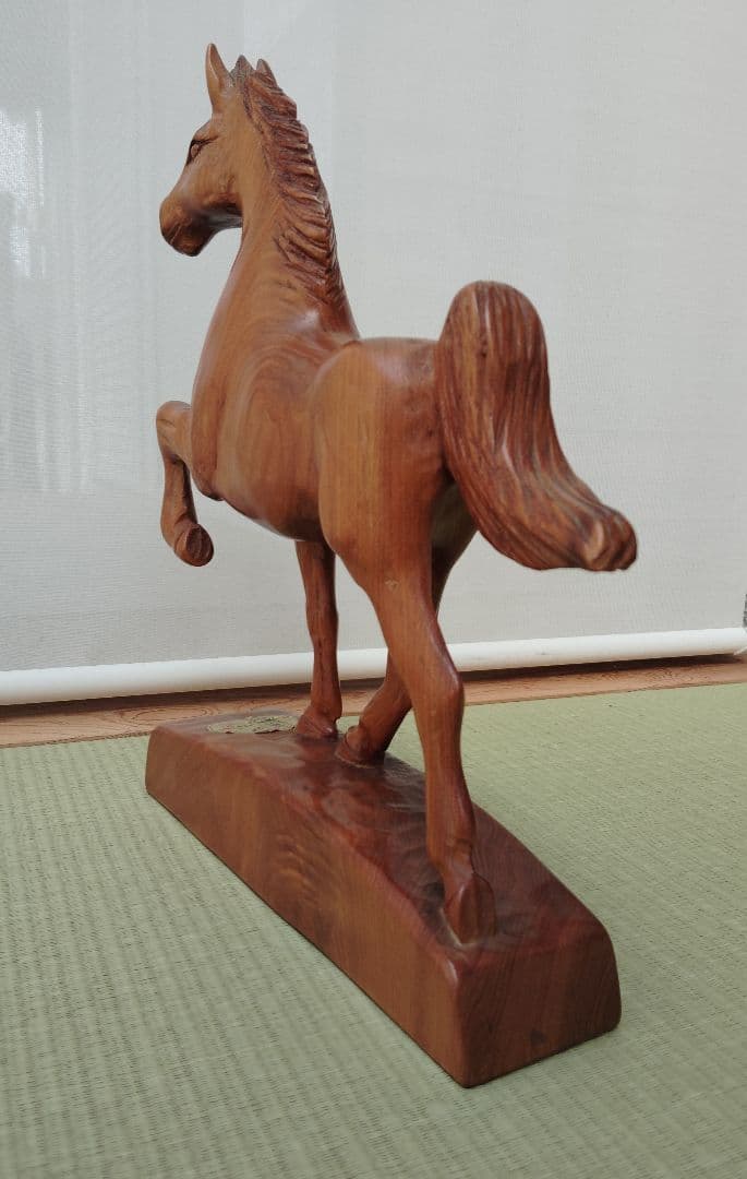 馬の木彫りの置物