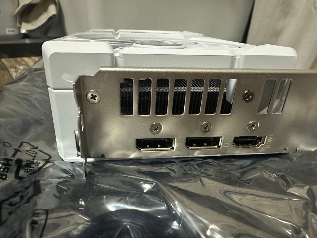 グラフィックボード・グラボ・ビデオカード ASUS Radeon RX 9060 XT 16GB