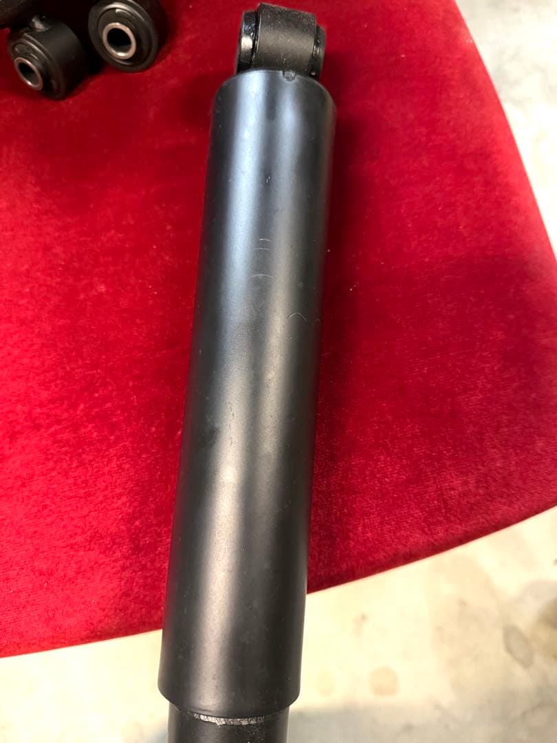 200系ハイエース　4型　新車取り外し　ショックアブソーバー　KYB