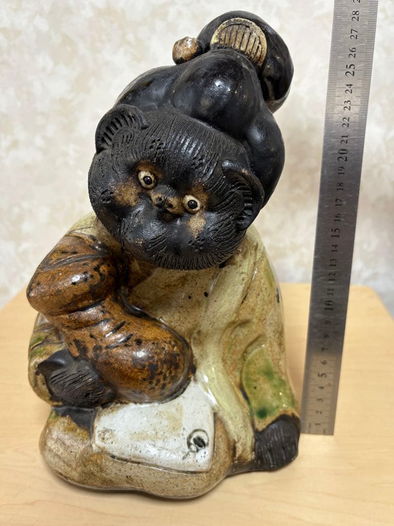 信楽焼　松茸を持つタヌキの置き物　狸庵　金運　商売繁盛　アンティーク