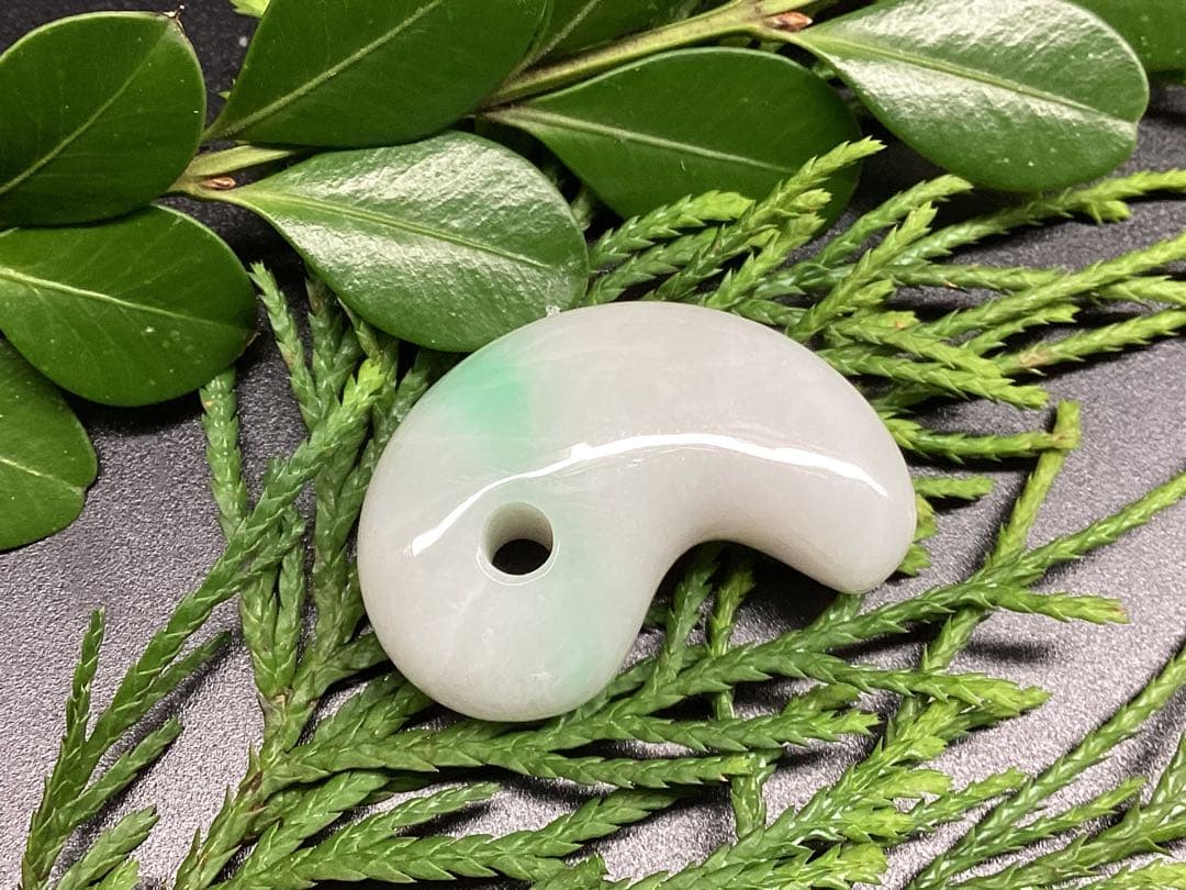 ✳premium一流の勾玉　コレクションレベルです‼️糸魚川翡翠淡いラベンダー入り