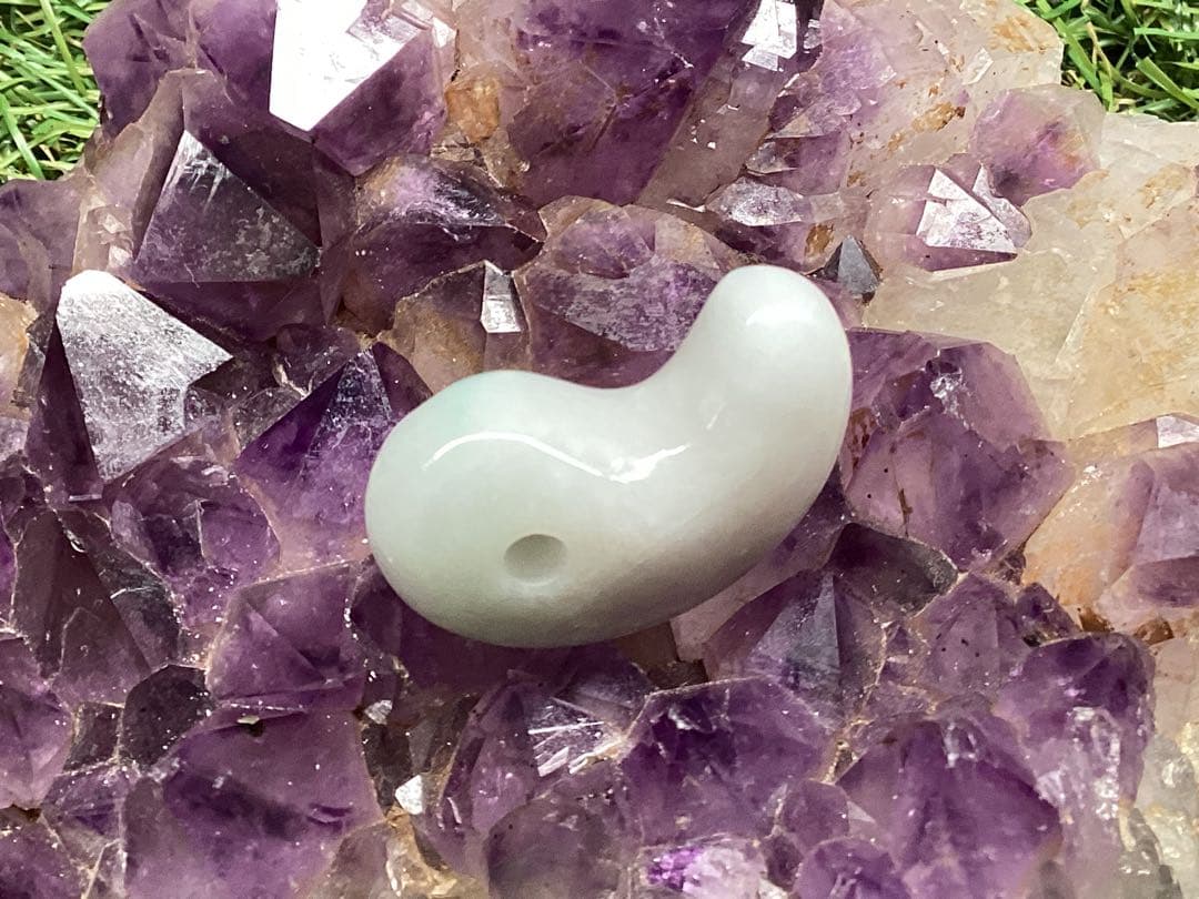 ✳premium一流の勾玉　コレクションレベルです‼️糸魚川翡翠淡いラベンダー入り