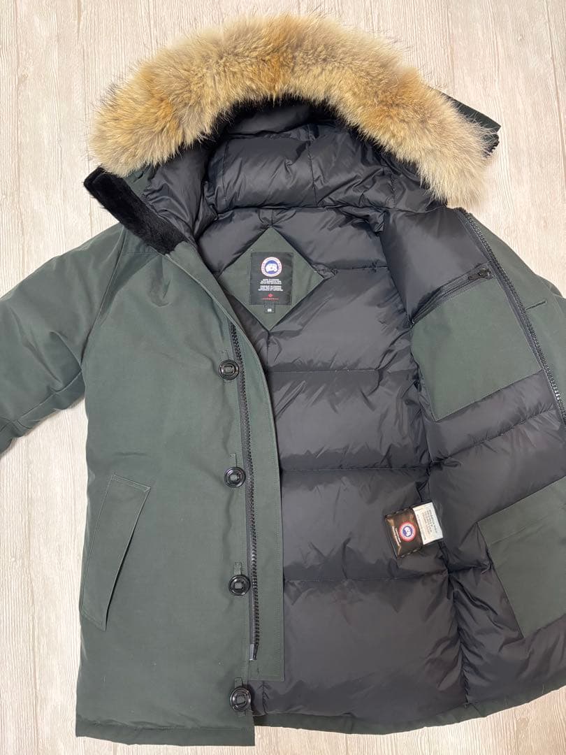 【新品同様　希少色】正規品カナダグースジャスパーオリーブ(ボルケーノ)Ｍサザビー