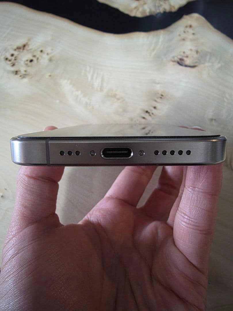 Apple iPhone 15 Pro 本体　256gb ナチュラルチタニウム