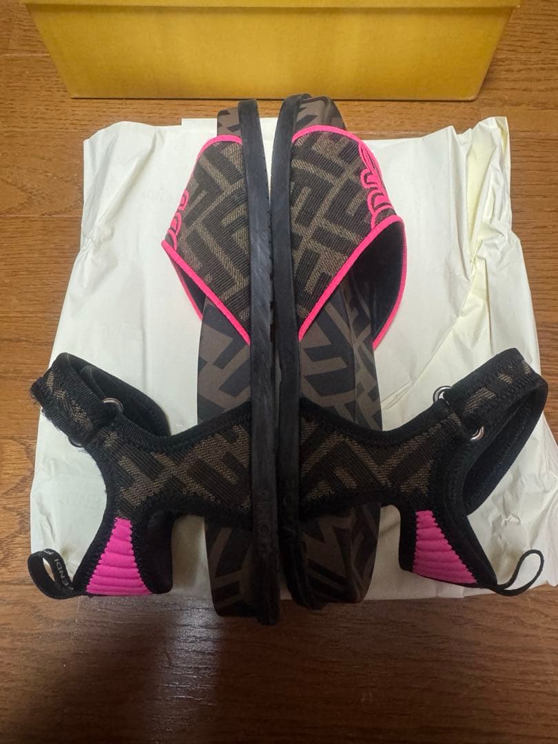 FENDI サンダル ブラック/ピンク