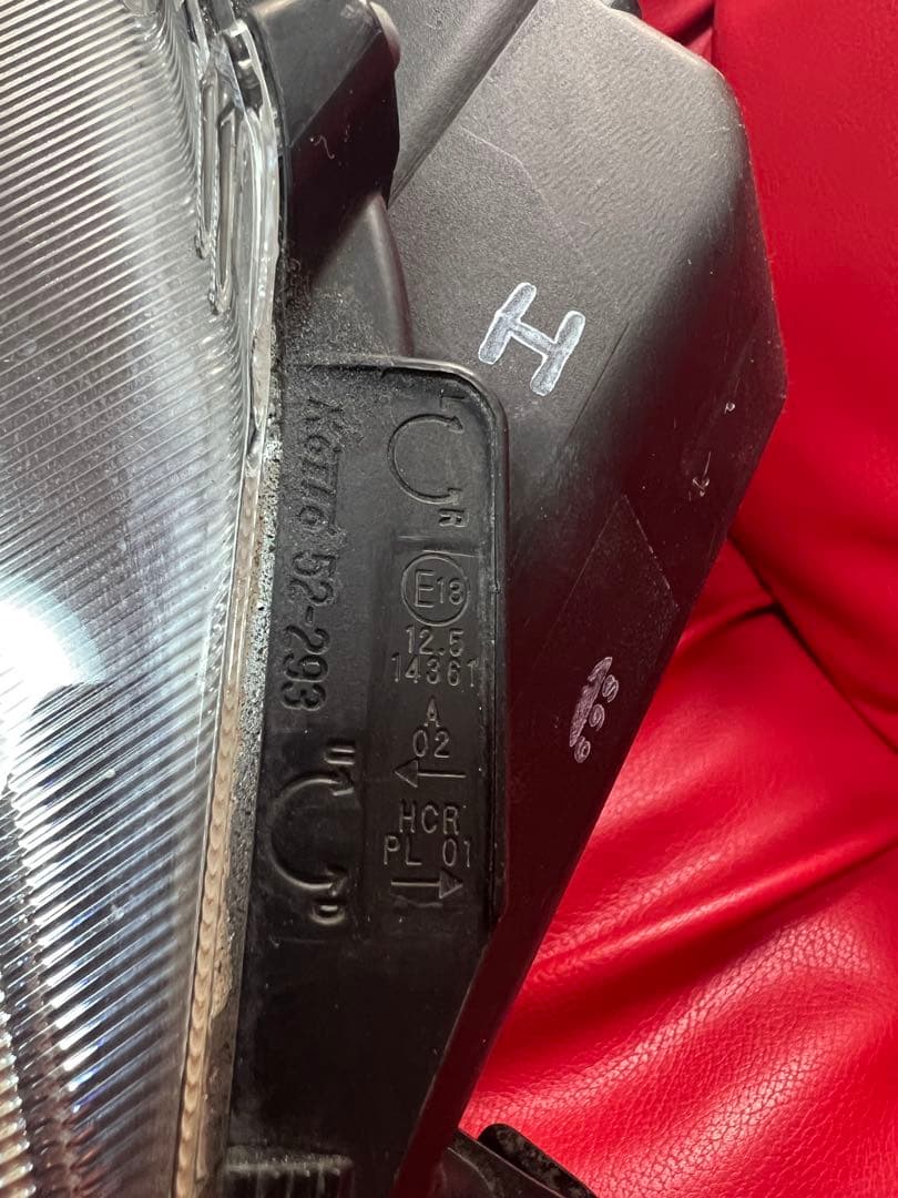 トヨタアクアNHP10 中期　右LEDヘッドライト KOITO 52-293