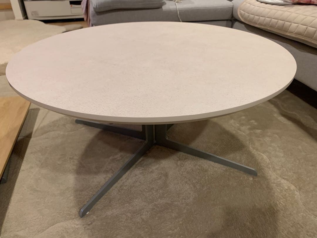 円形クリーム色テーブル 直径約80cm