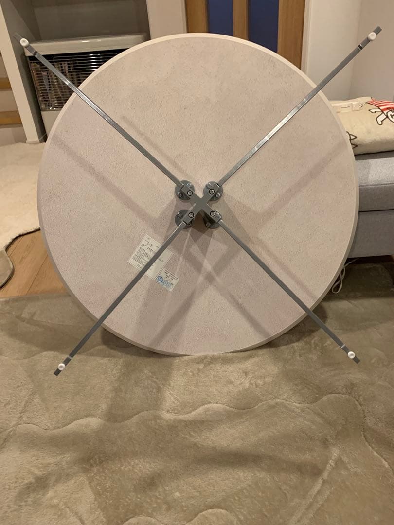 円形クリーム色テーブル 直径約80cm