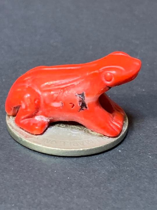 蛙　彫刻　　置物　赤い山サンゴ珊瑚