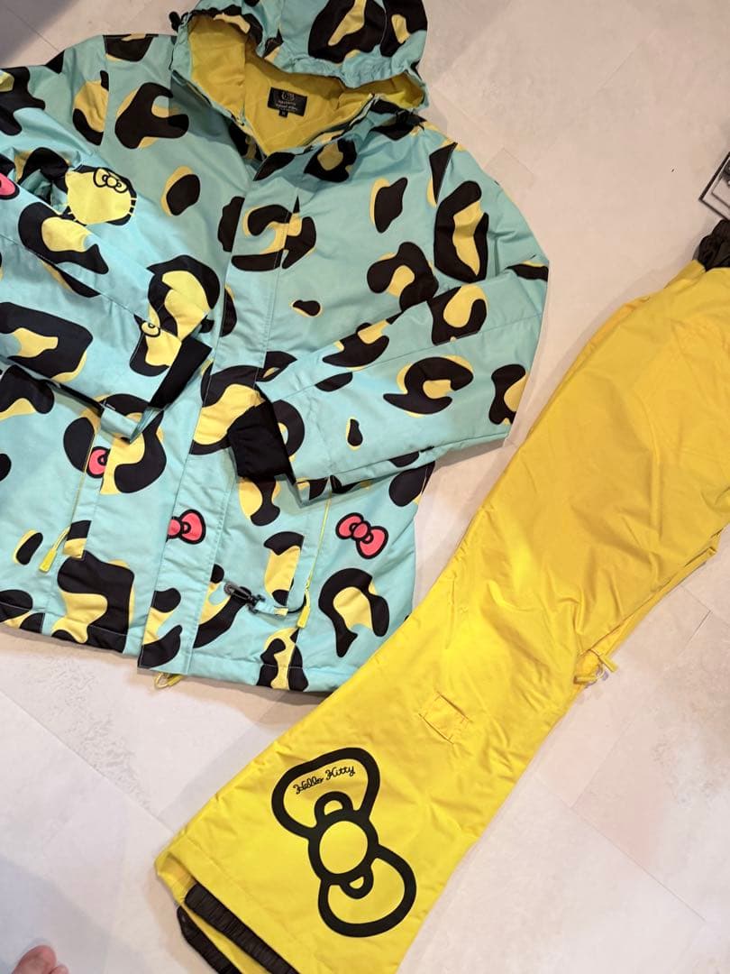 ハローキティ　スノーウェア　セットアップ　M