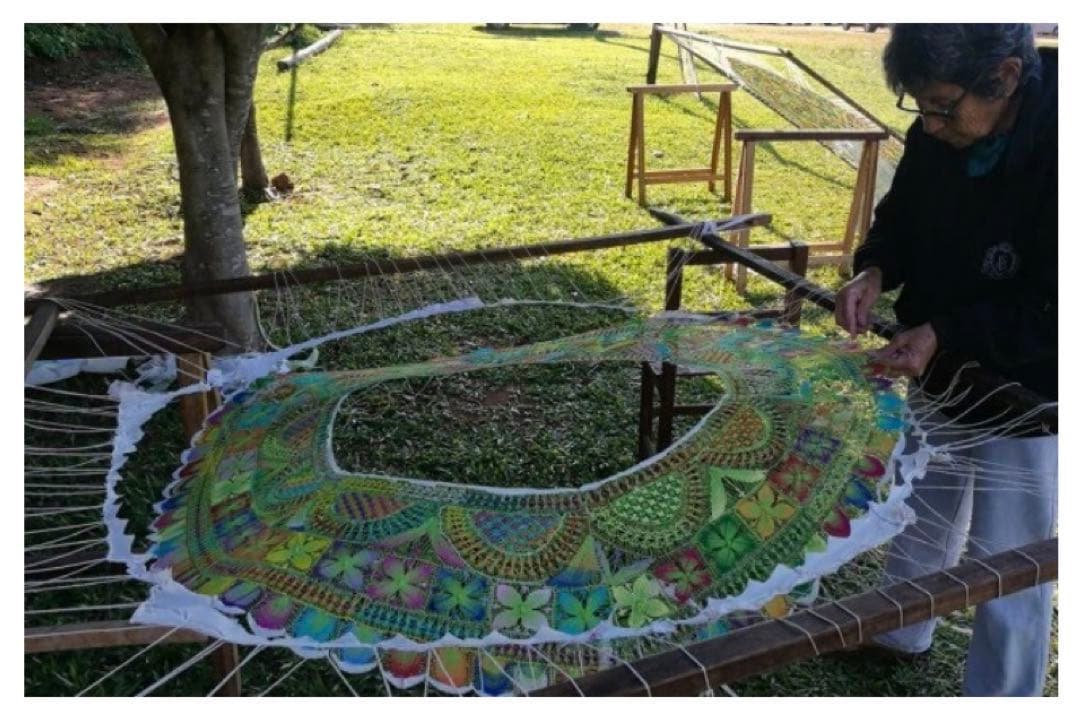 パラグアイ民芸品　ニャンドゥティ伝説織　円形　テーブルクロス