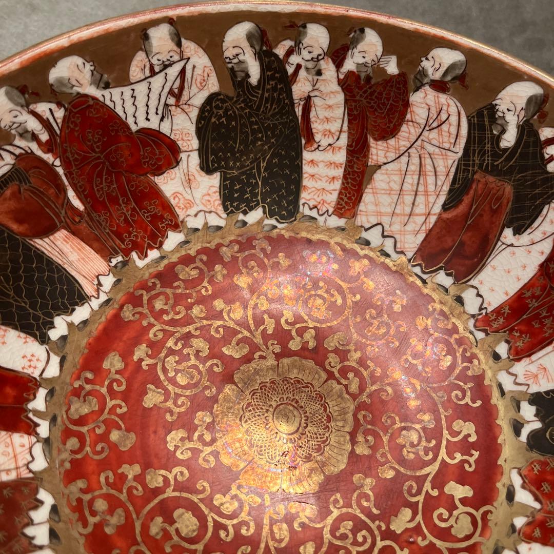 赤地の金装飾陶器皿　中国賢者図