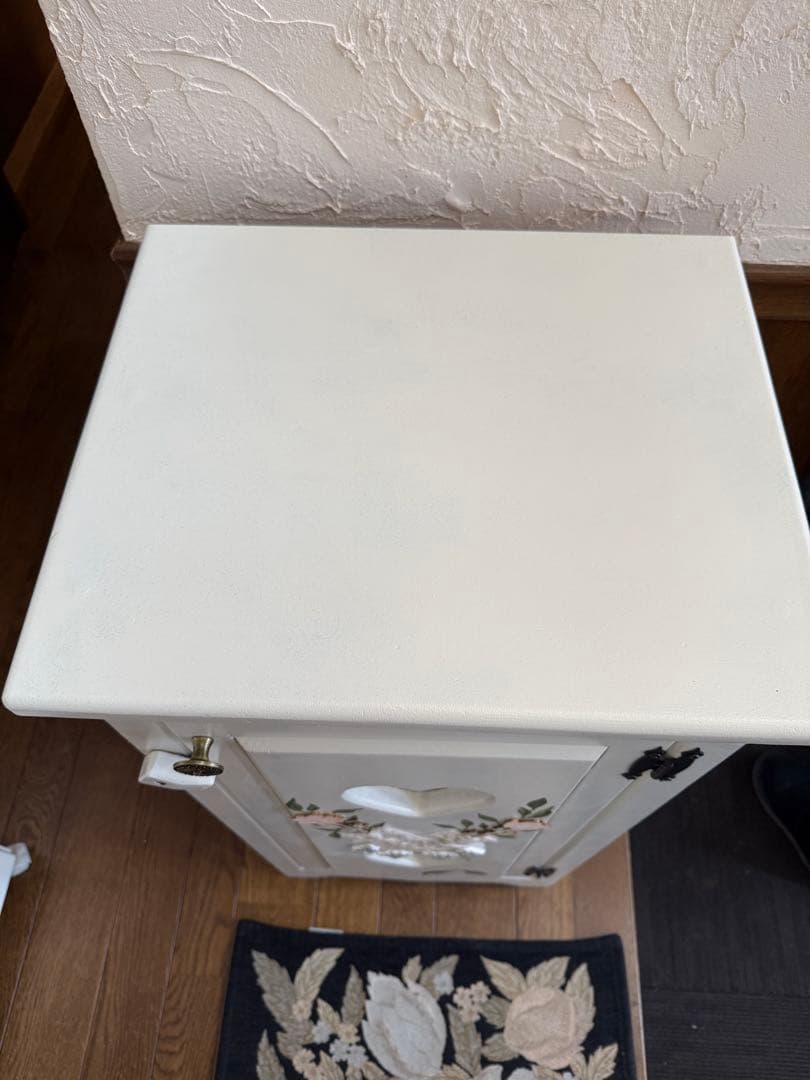 可愛いハート型窓付き木製キャビネット