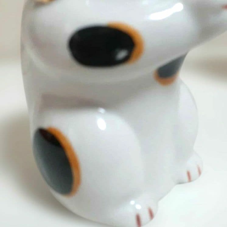 126 瀬戸焼 縁起物 赤絵 お祈り猫（大） 招き猫 陶器製 高さ約12cm