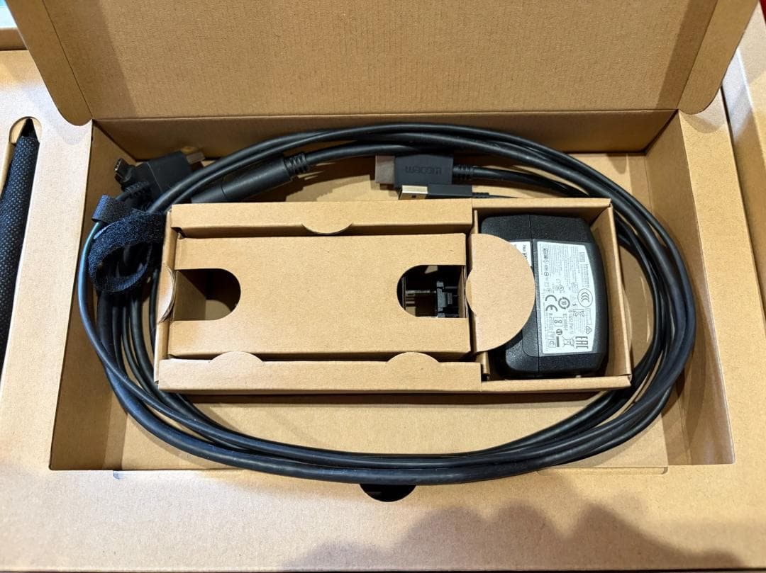 Wacom One DTC133 液晶ペンタブレット本体とペン