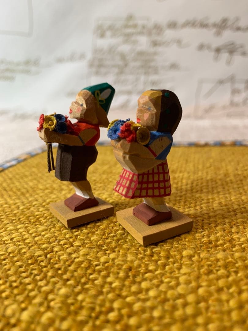 ドイツ製　エルツ山地　ヘルビッヒ工房　木製人形ザイフェン　花を持つ男女の子ペア！