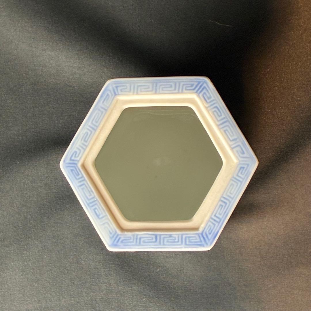 宮内庁御用達　深川製磁　雲地紋染付山水　六角香炉　共箱有　香道　茶道　未使用