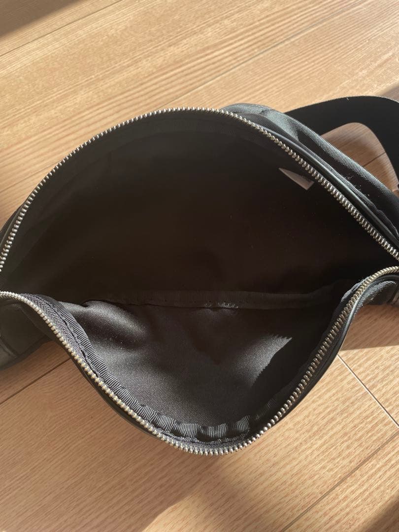 UGG ブラック ボディバッグ・ウエストポーチ