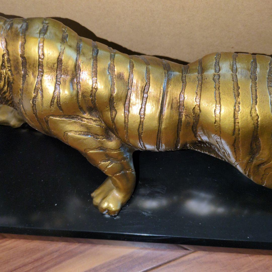 金属製　金色　虎　彫刻　皇貴 工芸品　置物