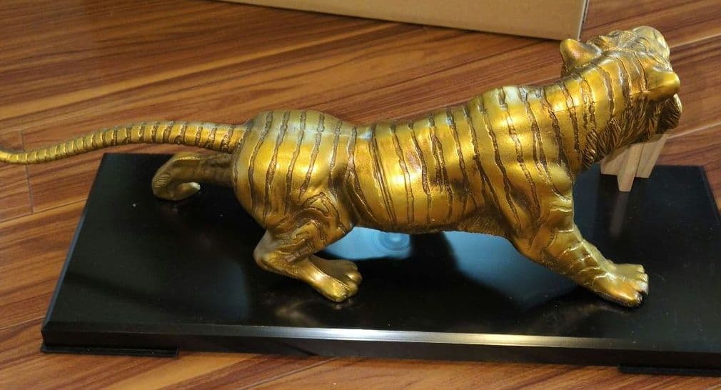 金属製　金色　虎　彫刻　皇貴 工芸品　置物