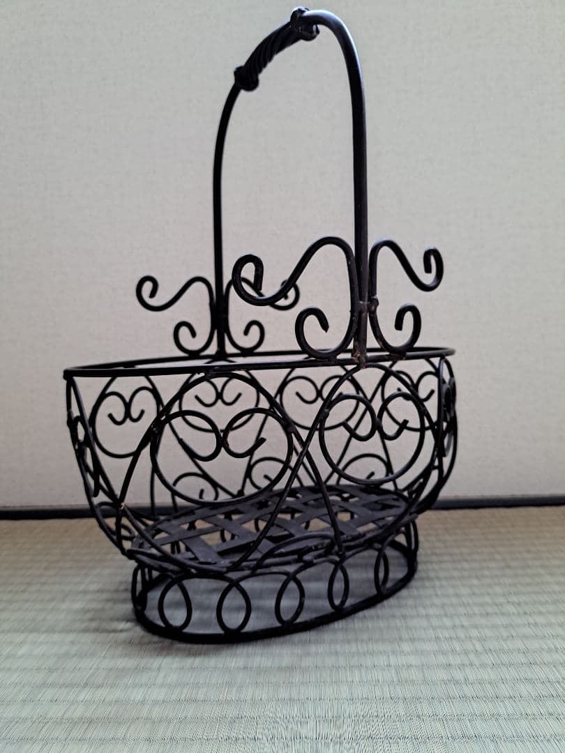 アイアン風　手提げ型のフルーツバスケット。
