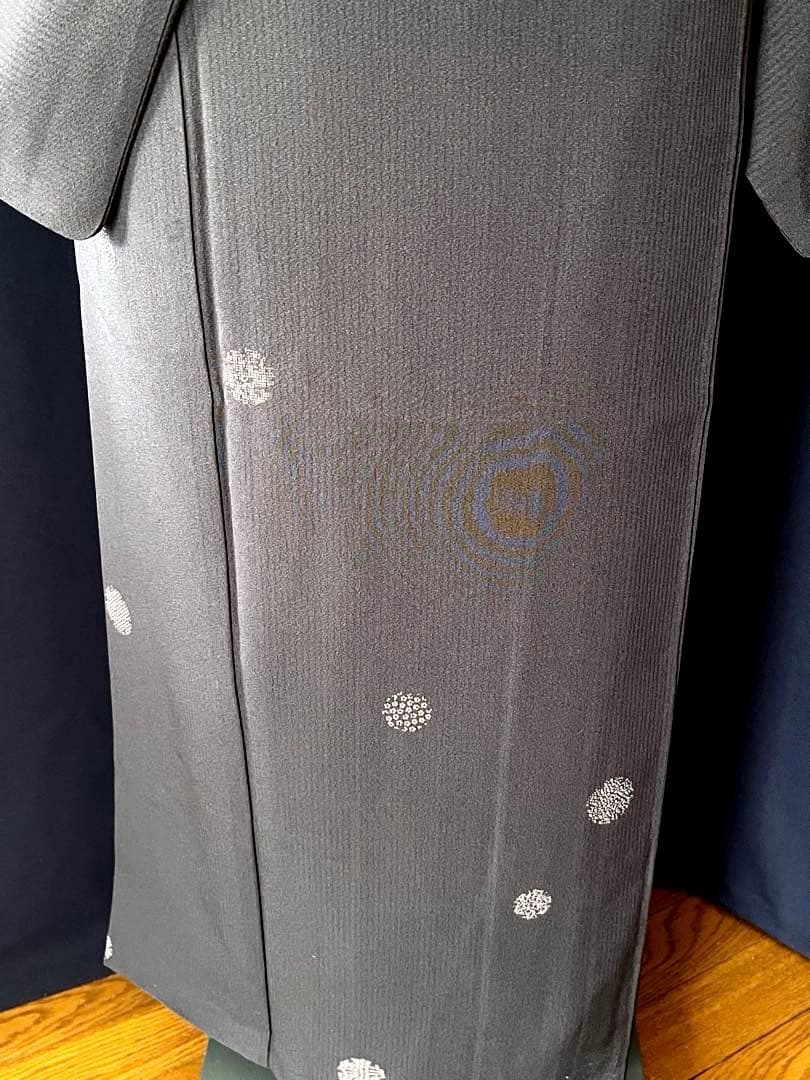 【小紋】　濃紺お召絹地に 雪輪　飛び柄　彫りと染め作家物　素敵な装い